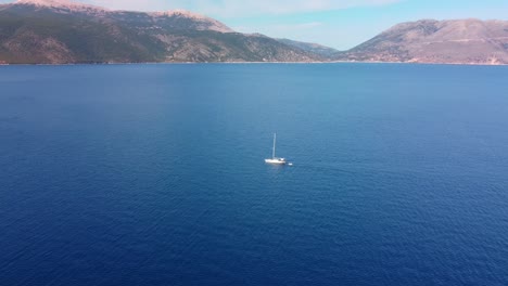 Vista-Aérea-Cerca-De-La-Playa-De-Antisamos-Con-Agua-Clara-Y-Velero