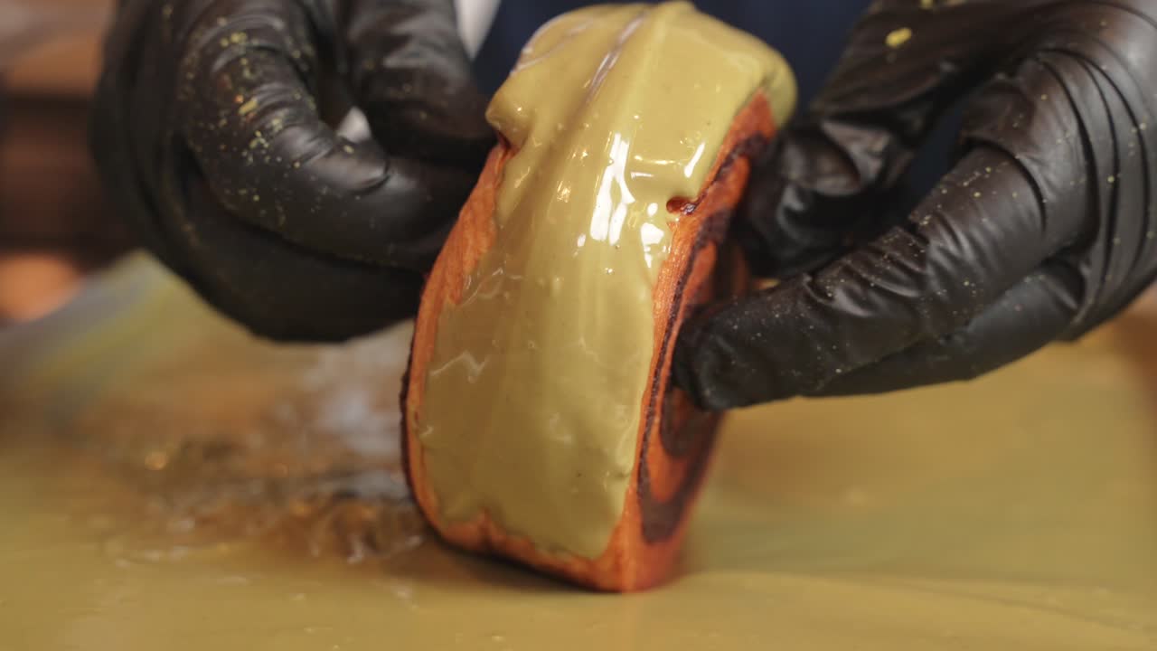 donut de croissant de pistacho cubierto con trozos de pistacho vista frontal