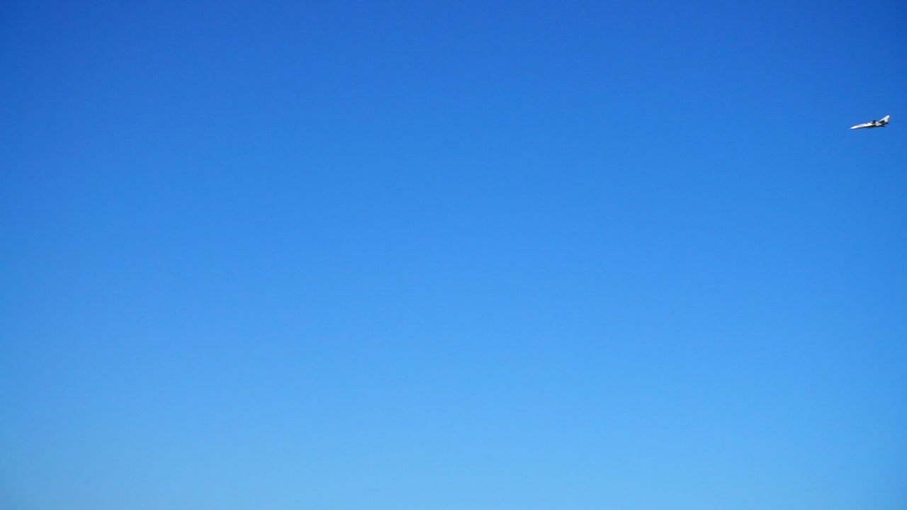 Het militaire gevechtsvliegtuig in de lucht. Slow motion.