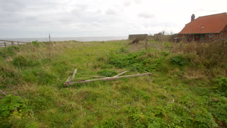 Schwenkaufnahme-Einer-Alten-Strandstraße,-Die-Aufgrund-Der-Küstenerosion-In-Happisburgh-Im-März-2024-Von-Einer-Klippe-Abstürzt