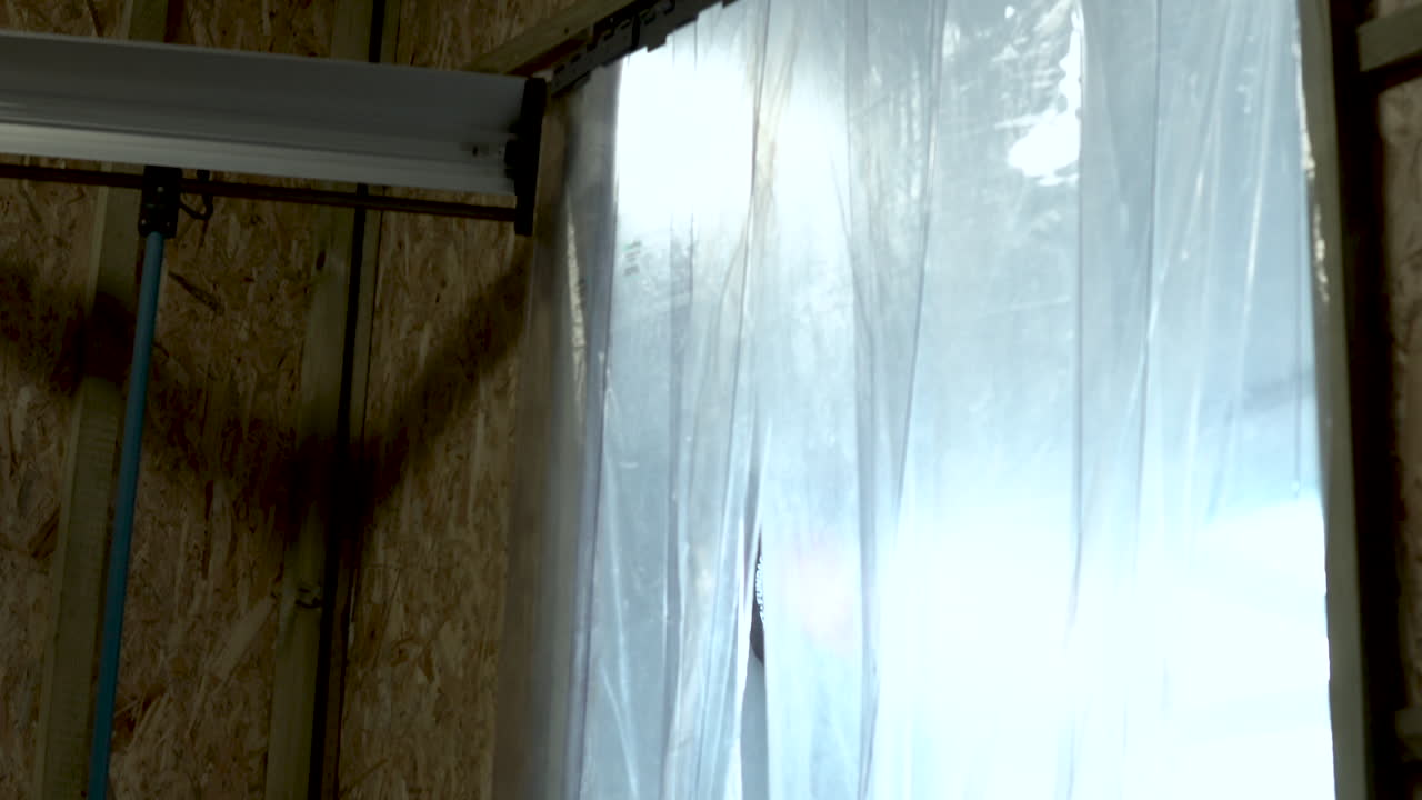 플라스틱 pvc 스트립으로 만들어진 보호 장벽은 감염 구역의 방을 분리합니다 - 위험 구역 앞의 커튼