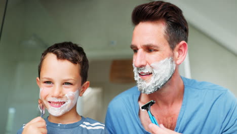 divertido, afeitarse y un padre enseñando a su hijo