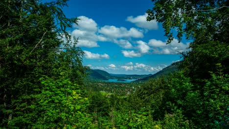 Timelapse-Con-Schliersee-Al-Fondo,-Rodeado-De-árboles-Y-Nubes-Pasajeras