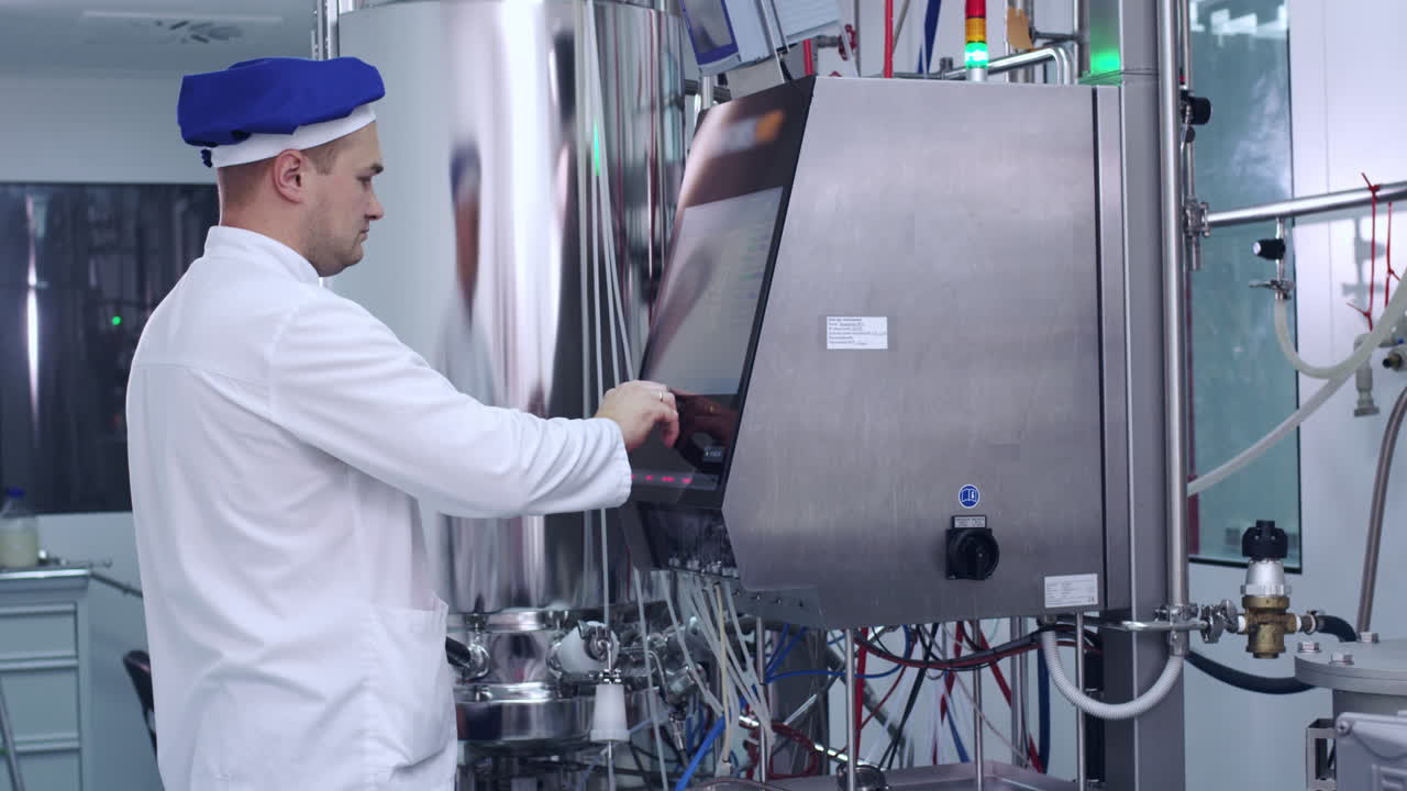 ingeniero de control de equipos informáticos industriales en una fábrica farmacéutica