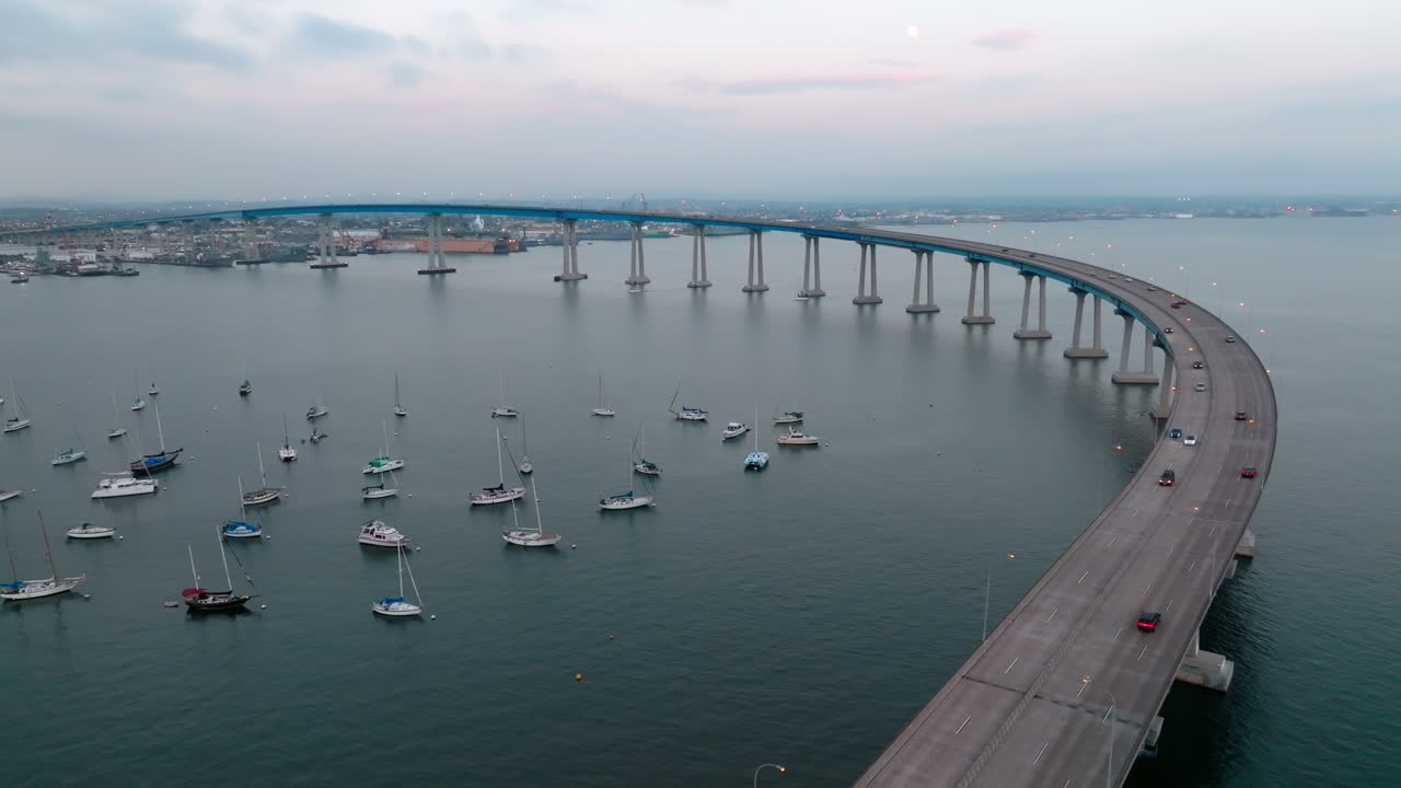 vista aérea del puente coronado que conecta el centro de san diego y la isla coronado