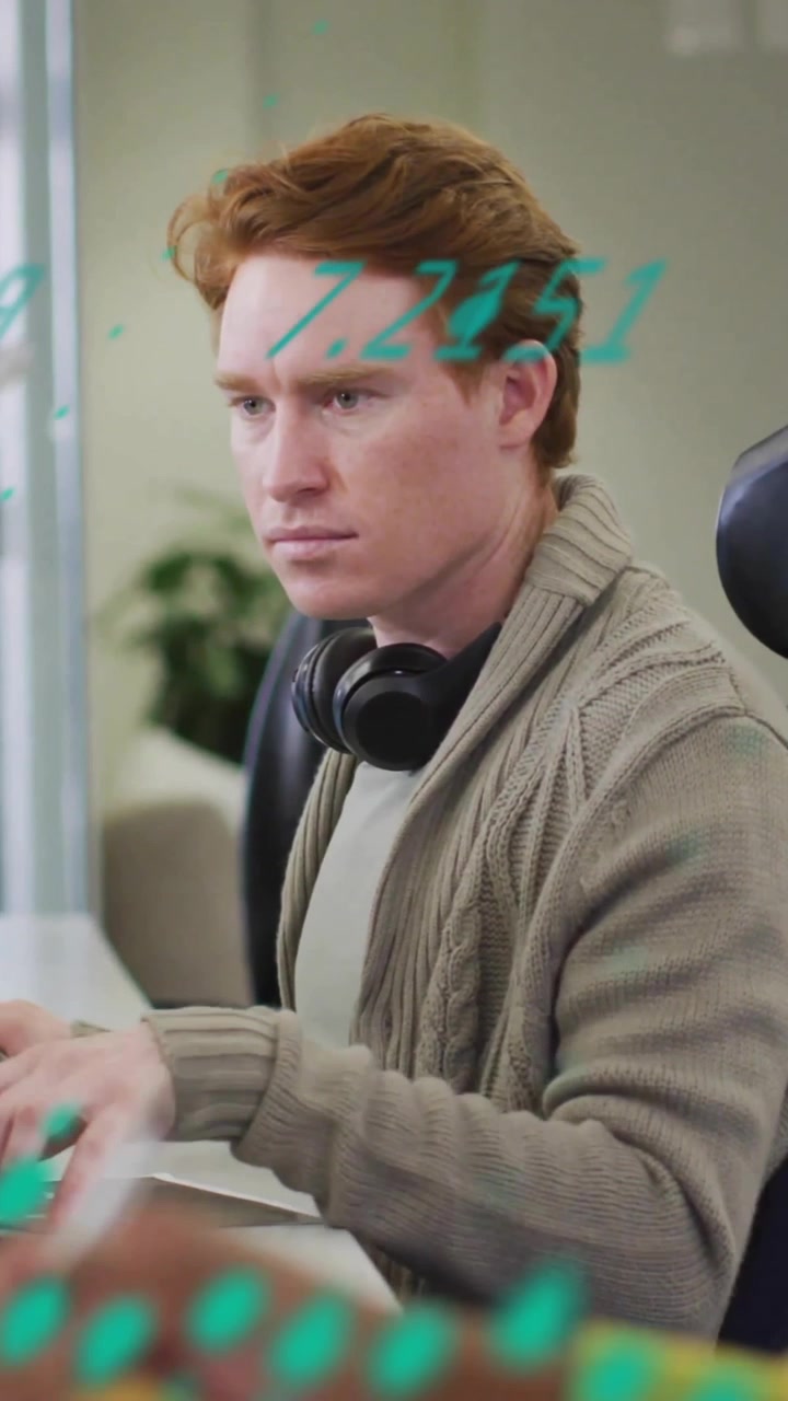 Animation af databehandling og diagrammer over forskellige kolleger, der bruger computer på et kontor