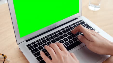mujer de negocios trabajando en una computadora portátil en su escritorio