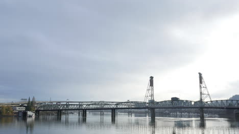 Lapso-De-Tiempo-Del-Puente-Hawthorne-En-Portland,-Oregón,-Estados-Unidos,-América-En-El-Río-Willamette-Con-Gente-Caminando-En-4k-De-Alta-Resolución.