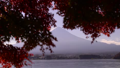 Wunderschöner-Berg-Fuji,-Der-Sich-An-Klaren-Tagen-Hinter-Japanischen-Momiji-Ahornblättern-Versteckt