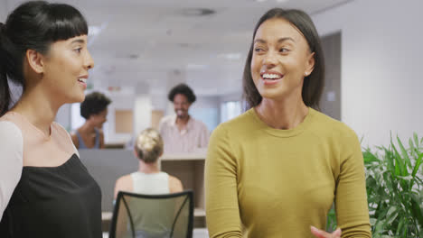 Diversas-Colegas-De-Negocios-Hablando-Y-Sonriendo-En-La-Oficina