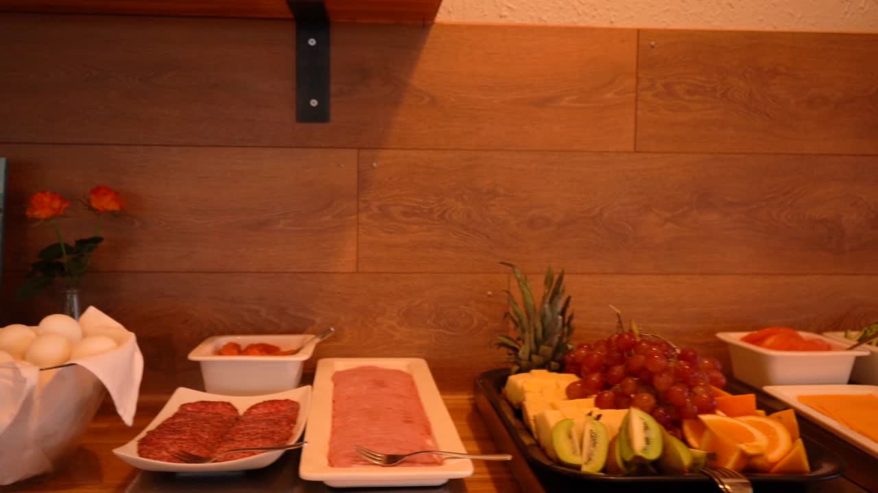 varias tomas de un pequeño restaurante que incluye mesas, luces, buffet, todas tomadas con la sony a7iii y ronin s