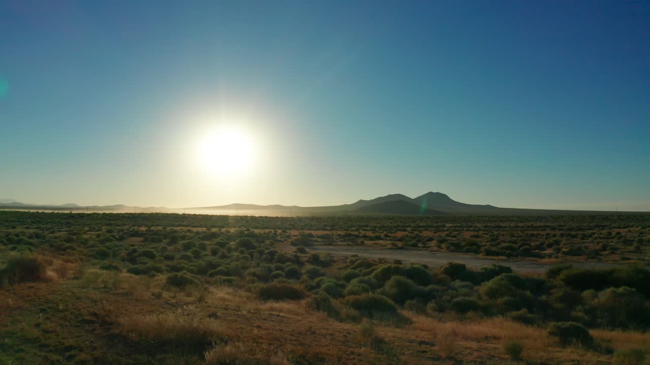 vista aérea del desierto de mojave del paisaje árido al amanecer en verano