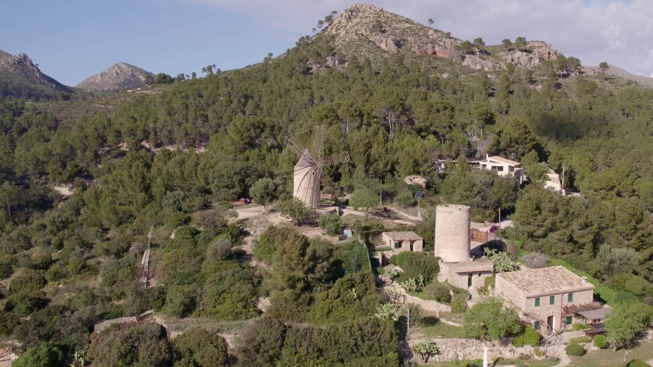 Vista aerea di un mulino a vento tradizionale nella campagna di Maiorca ad Andratx, Spagna, con una luce spettacolare dell'alba, atmosfera calma e riprese drone di alta qualità che mostrano paesaggi meravigliosi.