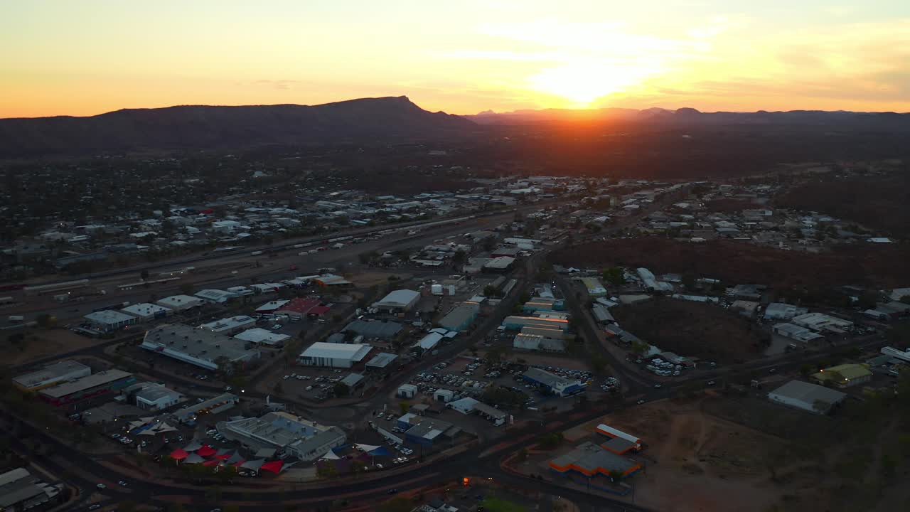 vista aérea del paisaje urbano remoto de alice springs al atardecer en el territorio del norte de australia