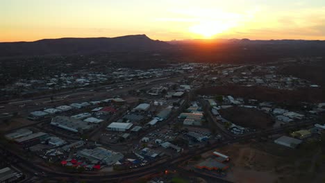 Luftaufnahme-Des-Abgelegenen-Stadtbildes-Von-Alice-Springs-Bei-Sonnenuntergang-Im-Nördlichen-Territorium-Australiens