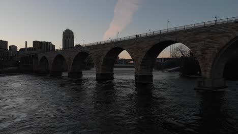 Puente-De-Arco-De-Piedra-Minneapolis-Minnesota,-Vista-Desde-El-Río-Mississippi