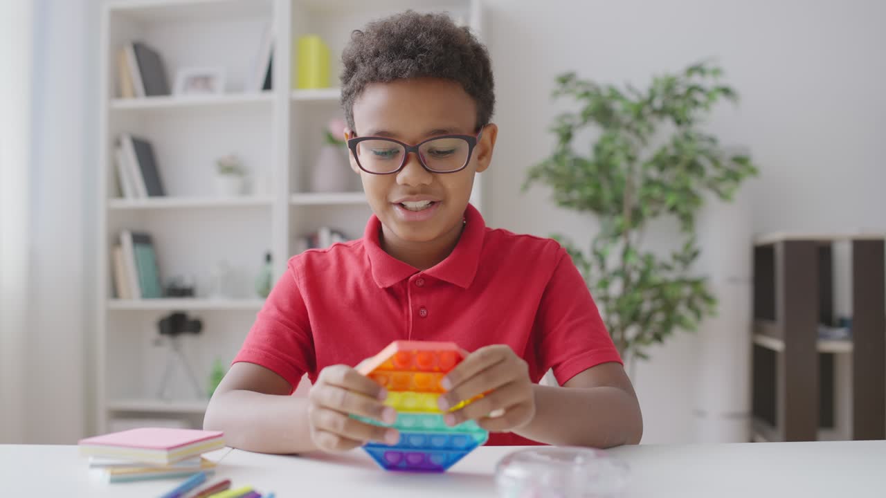 niño de la escuela jugando con un juguete inquieto, divirtiéndose, atención del niño, ruptura mental