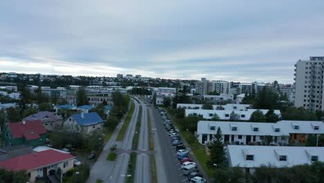 Vista-De-Drones-Volando-Por-El-Barrio-De-Reykjavik,-Capital-De-Islandia.-Vista-Aérea-De-Calles-Y-Edificios-De-La-Capital-Más-Septentrional-Del-Mundo.-Destino-De-Viaje.-Pasión-De-Viajar