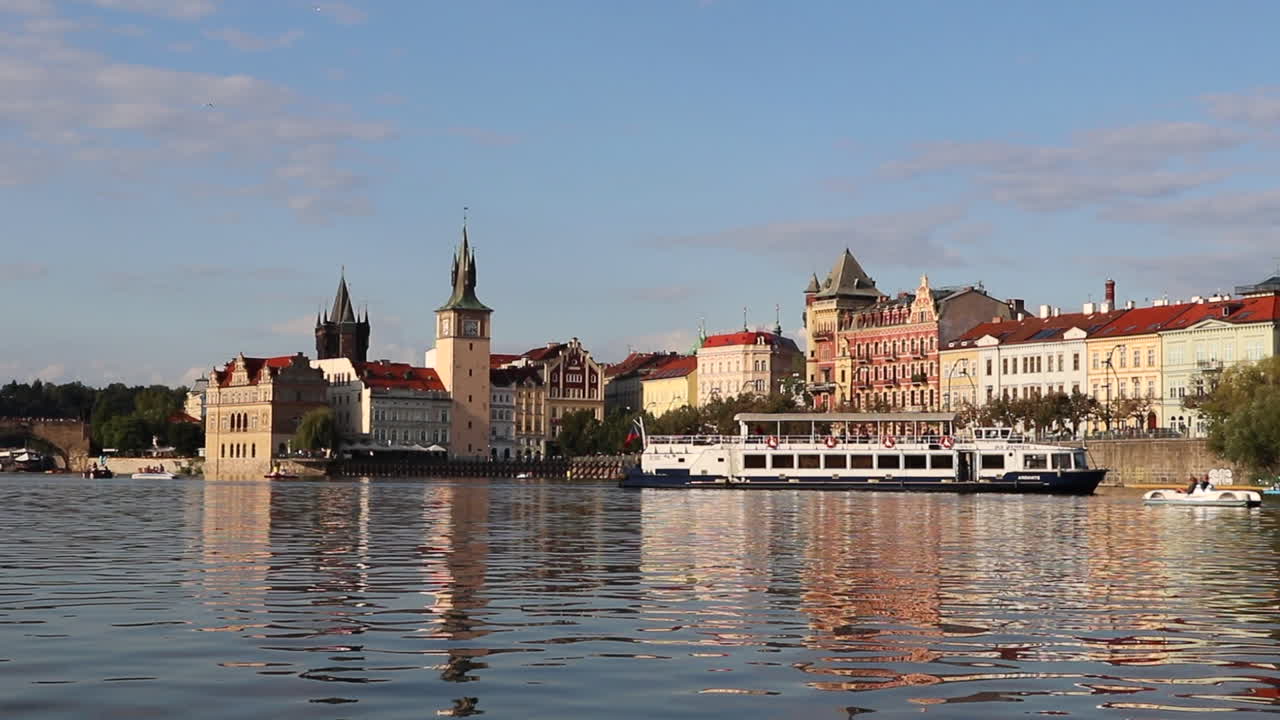 Una barca sul fiume Moldava con il centro storico a Praga, Repubblica Ceca