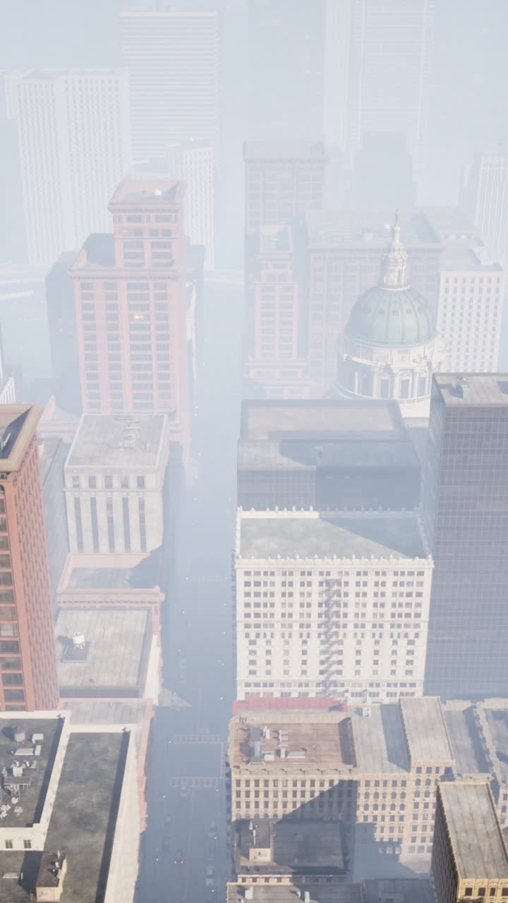 vista aérea de una ciudad en la niebla