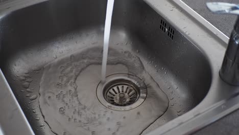 agua corriente en el fregadero de la cocina