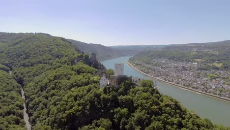 vuelo de drones en la naturaleza con hermosas vistas a un castillo y un río