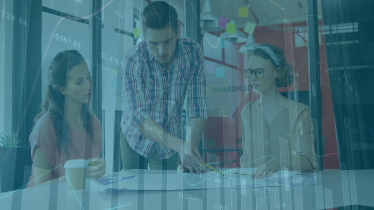 animación del procesamiento de datos estadísticos sobre diversos colegas que discuten un plan en la oficina.