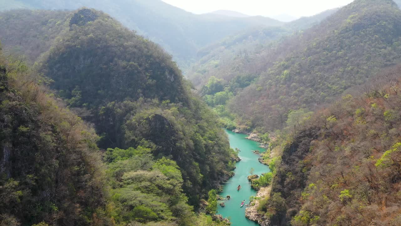 Vista aerea del fiume Tamasopo, SAN LUIS POTOSÍ, Messico.