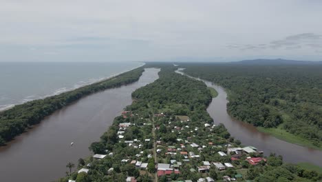 sobrevuelo costero de ecoturismo en el pueblo de tortuguero, en el caribe, costa rica