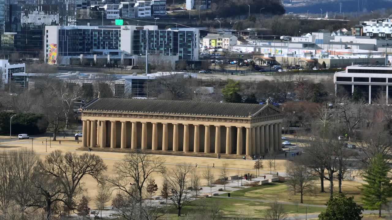 Vista aerea del Partenone a Nashville, Tennessee, iconico punto di riferimento in stile neogreco nel Centennial Park con gli edifici della città sullo sfondo. Campo lungo. Giornata di sole negli Stati Uniti