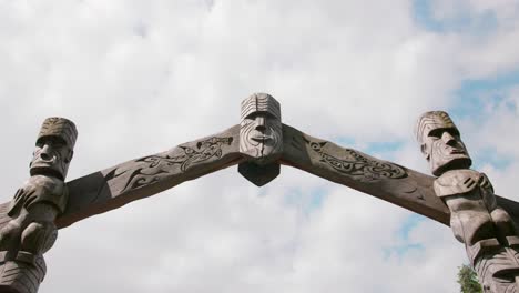 disparo constante de la puerta de la figura de madera de la tribu africana con cielo azul y nubes en el fondo