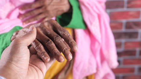 manos de ayuda: un toque de compasión por los ancianos