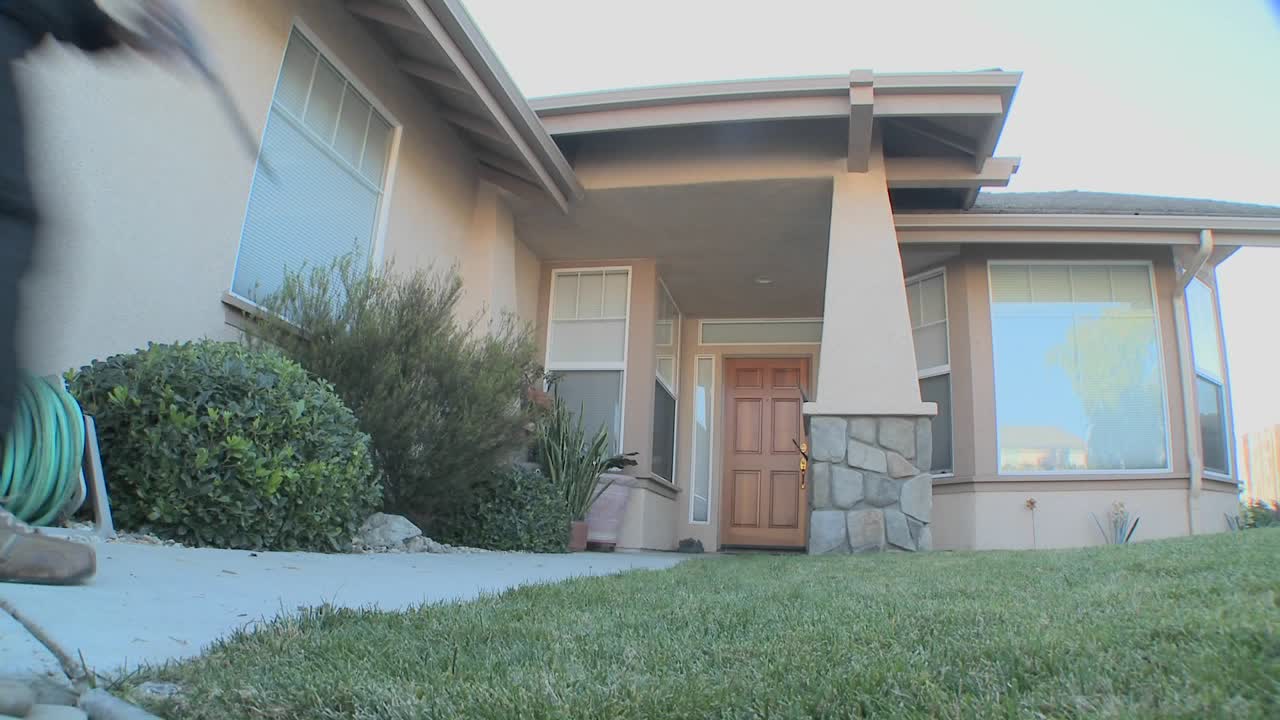 팔짱을 낀 경찰이 집에서 마약을 급습하다 5