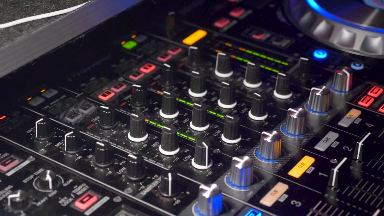 un dj de discoteca entreteniendo a una audiencia