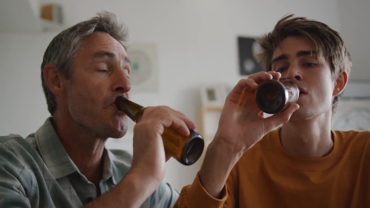 아버지 와 젊은 성인 아들 가 함께 사교 를 나누고 있다