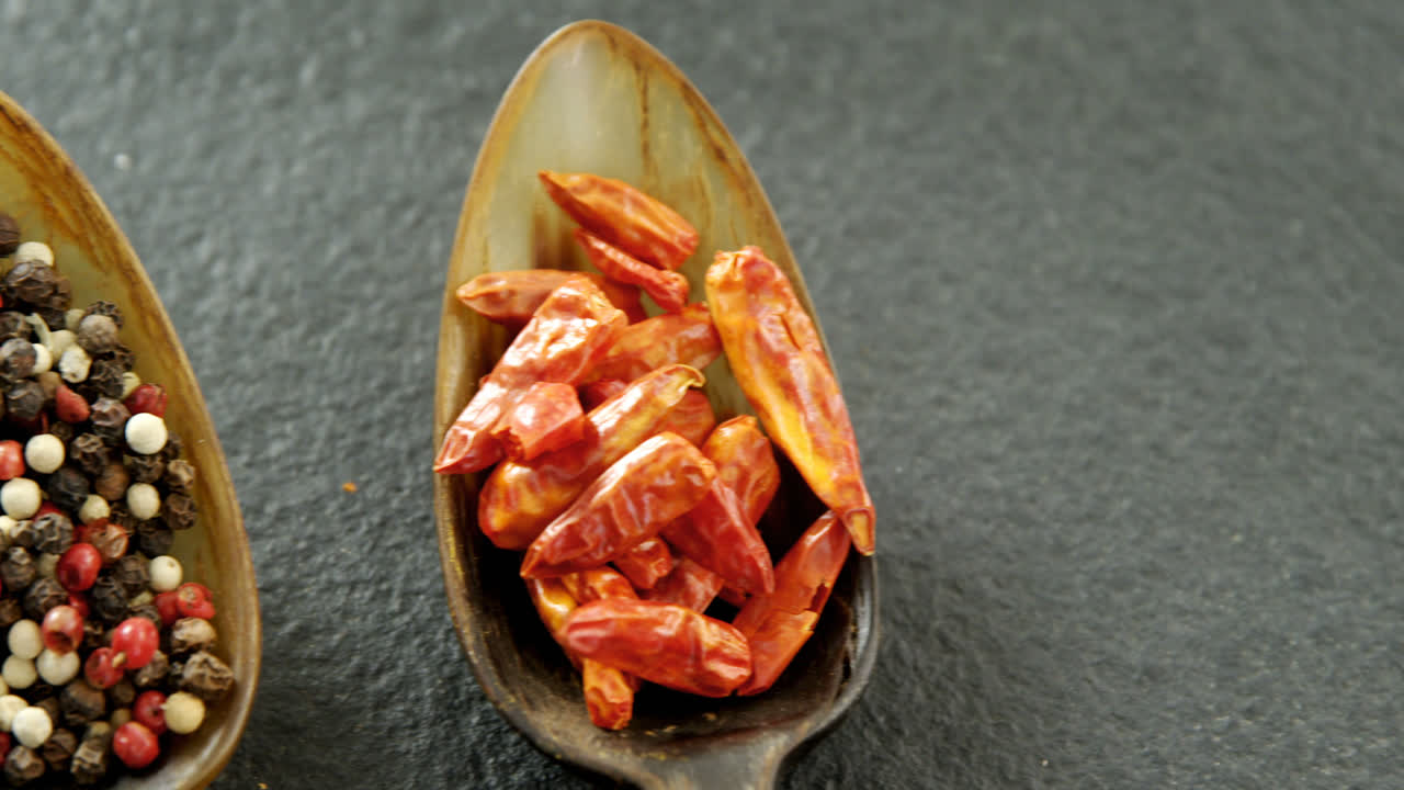 검은색 배경 4k에 스으로 다양한 향신료