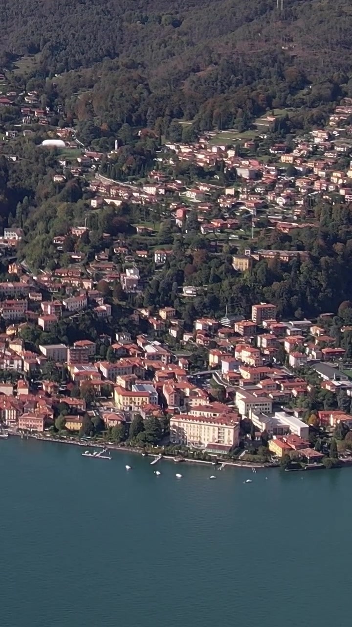 Splendida vista aerea sulle Alpi italiane e sul villaggio sul lago