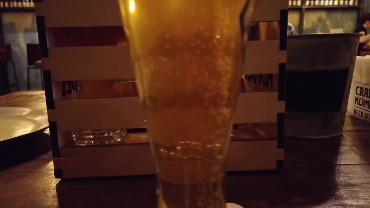 Birra in un bicchiere. Riprese in un pub