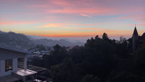 Malerische-Landschaft-Mit-Bergen-Im-Hintergrund-Und-Rosa-Himmel-Nach-Einem-Sonnenuntergang-In-Indien