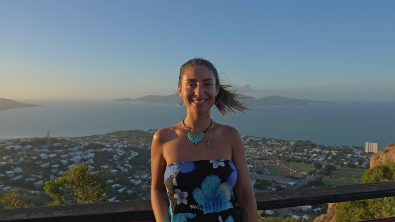 Ragazza con vestito estivo sul punto panoramico di Castle Hill su Townsville, Queensland, Australia