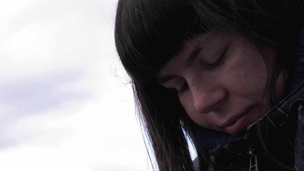 반미 미소로 아래를 내려다 보는 아름답고 우울한 소녀