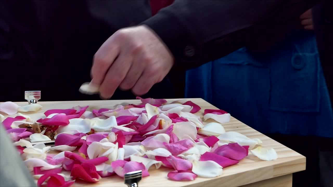 captura de pantalla de un ataúd funerario en un coche fúnebre o capilla o entierro en el cementerio