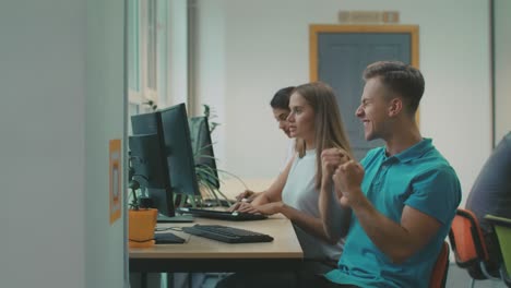 Joven-Que-Recibe-Una-Buena-Carta-Por-Correo-Electrónico.-Hombre-Alegre-Haciendo-Un-Gesto-De-Sí.