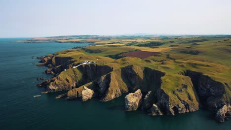 Die-Eleganz-Der-Felsigen-Küste-Schottlands:-Luftaufnahmen-Der-Klippe-Und-Des-Naturschutzgebiets-St.-Abbs-Head,-Schottisches-Wahrzeichen