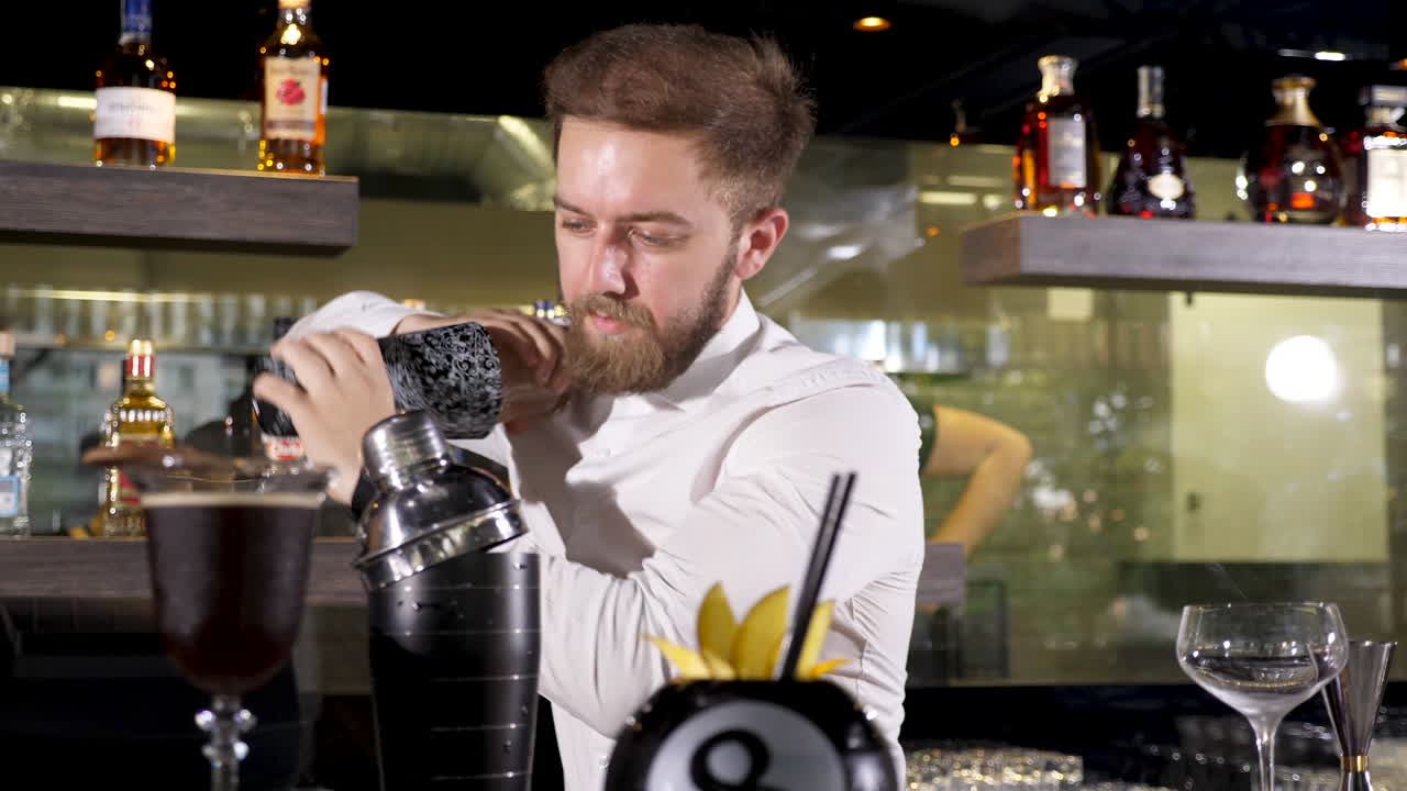Barman che prepara un cocktail al bar