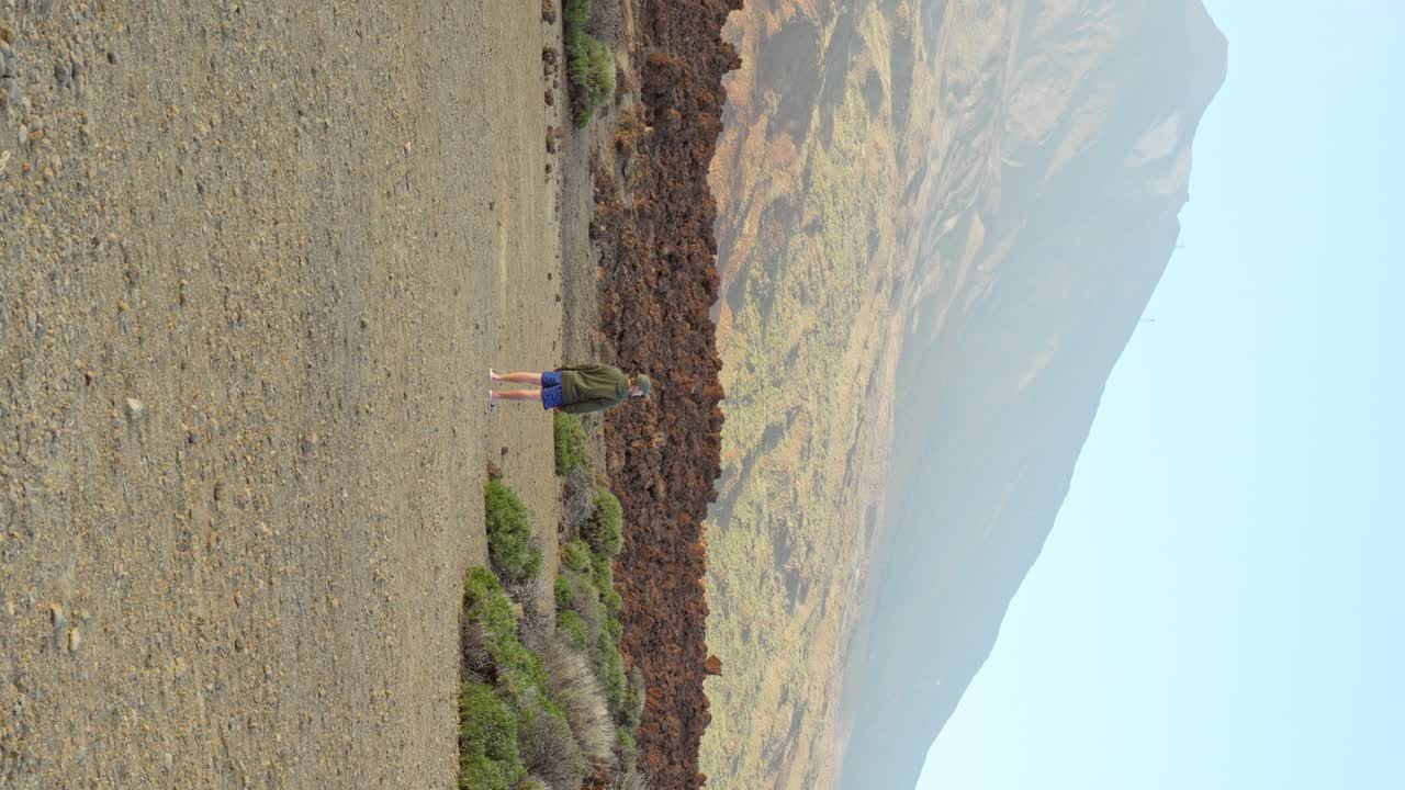 외로운 소년은 테네리페의 거친 화산 풍경을 즐긴다, 수직