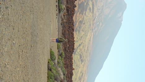 Un-Niño-Solitario-Disfruta-De-Un-Paisaje-Volcánico-Accidentado-En-Tenerife,-Vertical