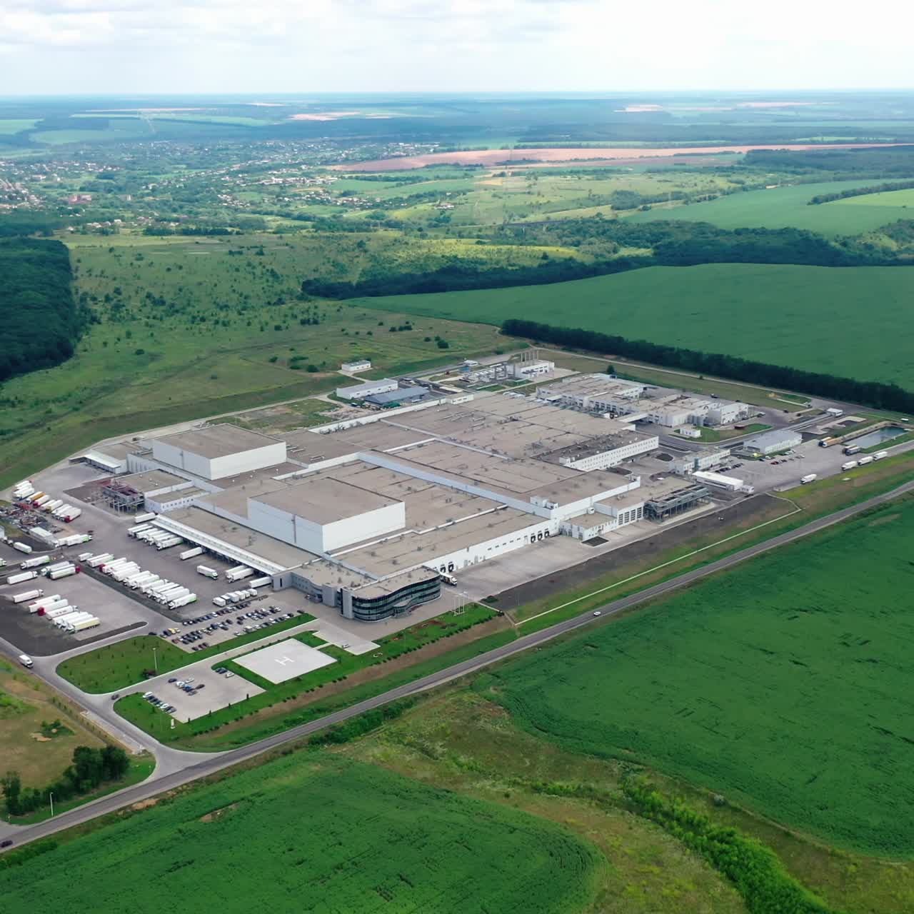 Riprese aeree di un grande complesso industriale. Industria di produzione.
