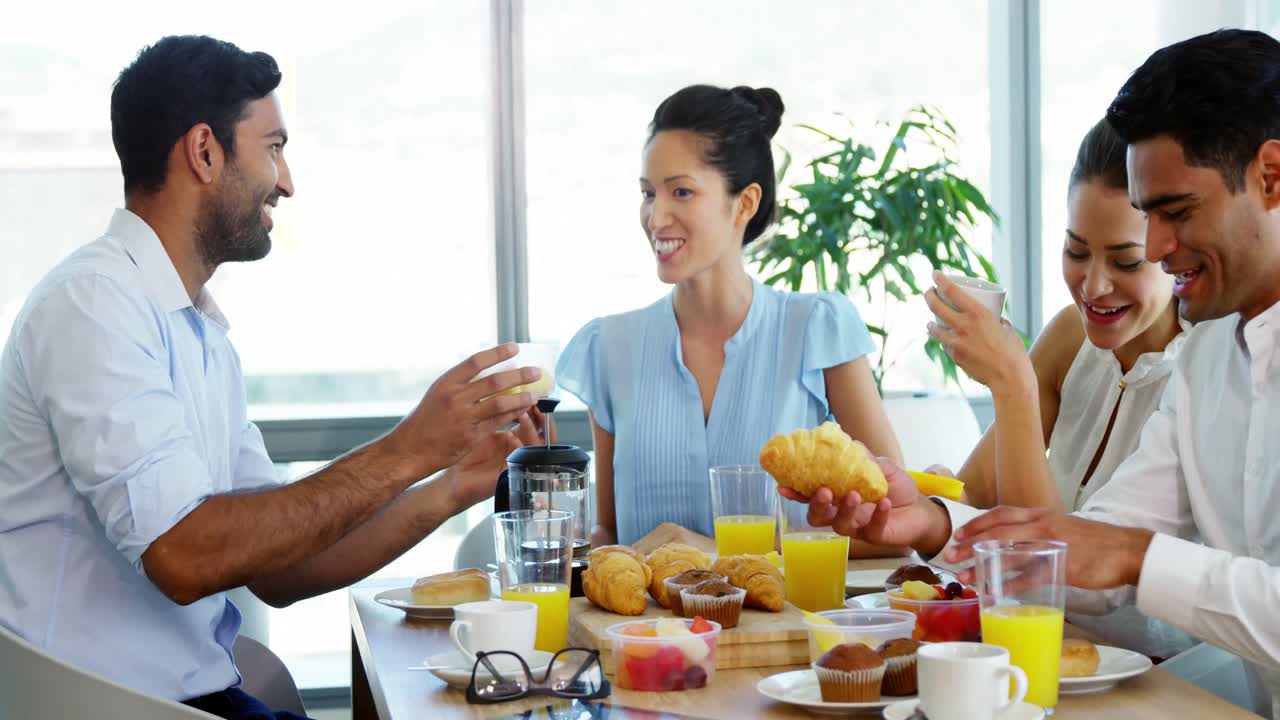 사무실에서 아침 식사를 하는 임원 들