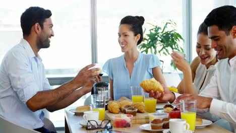 Executives-having-breakfast-in-the-office